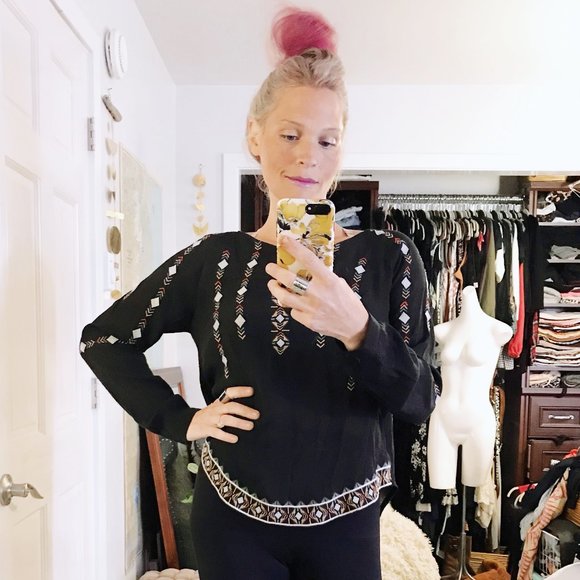 UEC | Lush Embroidered Blouse | Size M | High Low Style - Picture 4 of 12